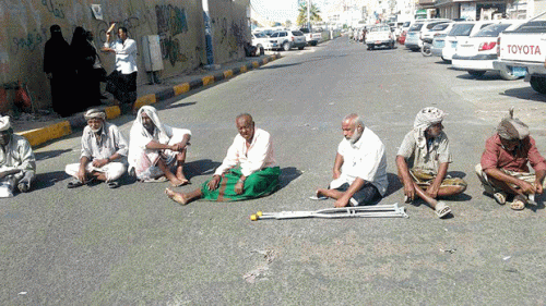 "حصار عدن".. استراتيجية تشومسكي والتطبيع مع أبوظبي والرياض