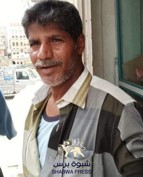 مبارك الأمين والعِمامة المصرورة بالدولارات في أحد شوارع المكلا !!