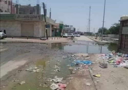 استياء شعبي من انتشار مياه المجاري في شوارع عتق