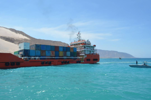السقطري والدكسمي يستقبلان سفينة إغاثية إماراتية بميناء سقطرى