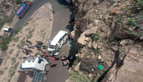 إنقلاب حافلة نقل ركاب يؤدي بحياة 14 شخصاً في طريق تعز ــ عدن 