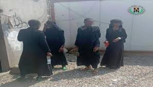 المهاجرون الأفارقة على درب اليمنيين بلبس العباءة النسائية 