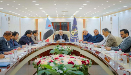 قيادة الانتقالي تناقش ملفات الضرائب والكهرباء والأراضي