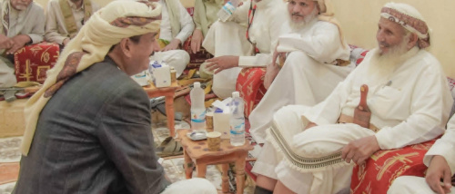 في شبوة... عندما يصبح ممثل القانون شيخ قبيلة!