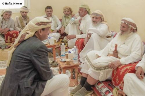 في شبوة... عندما يصبح ممثل القانون شيخ قبيلة!