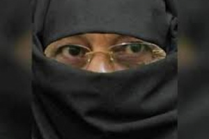 الأحمر يحتفل بذكرى هروبه ويتناسى عباية حرم السفير(صور)