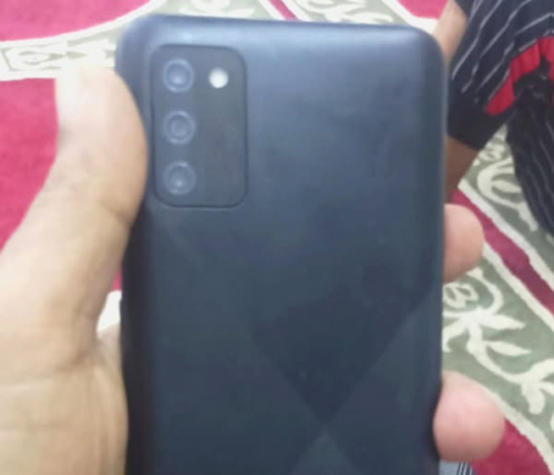 حدث محزن في عدن.. أب يرهن جواله مقابل وجبة عشاء لأطفاله الجياع
