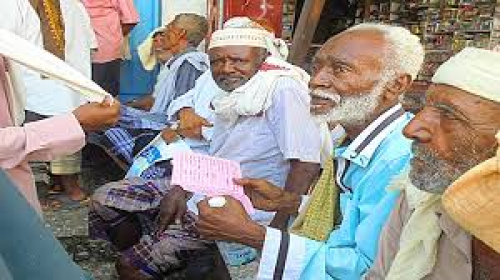 عدن.. الموظفون يتوسلون البقالات للحصول على وجبة غذائية بالدين