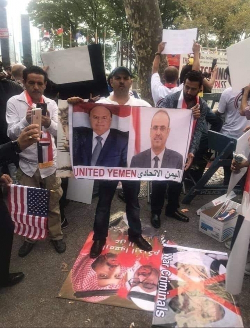 بن مبارك يمول تظاهرة في واشنطن يدوس المشاركون فيها على صور قادة التحالف