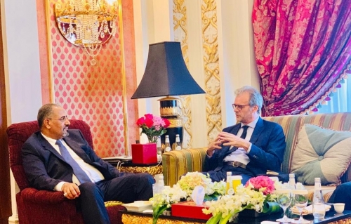 الرئيس "عيدروس الزُبيدي" يناقش مع السفير الفرنسي الملف السياسي والأمني في الجنوب 