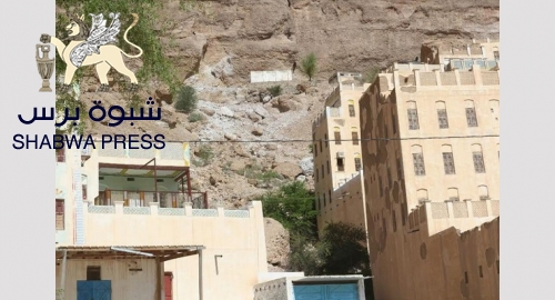 سقوط صخرة يهدد منازل مواطنين بقرية "خسوفر" بوادي دوعن (صور)