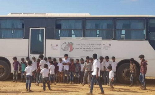 سيرتها خليفة الإنسانية.. حافلات نقل مدرسية لطلاب سقطرى 