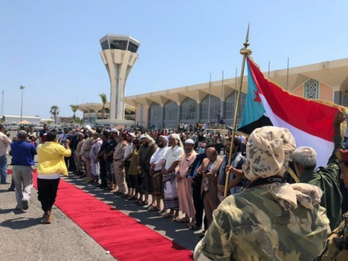 الدفعة الثانية من أسرى الحرب تصل مطار عدن الدولي ومئات الأسر في استقبالهم