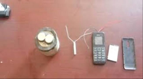 نقطة دوفس بأبين تضبط أرهابي وبحوزته عبوة ناسفه