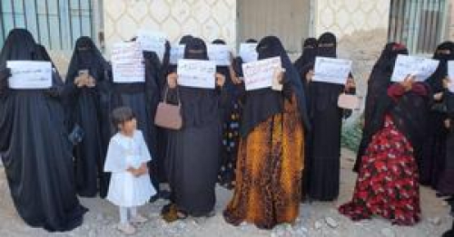 مظاهرة نسائية بالمهرة تطالب السلطة المحلية القيام بواجبها في وضع حد لارتفاع الأسعار