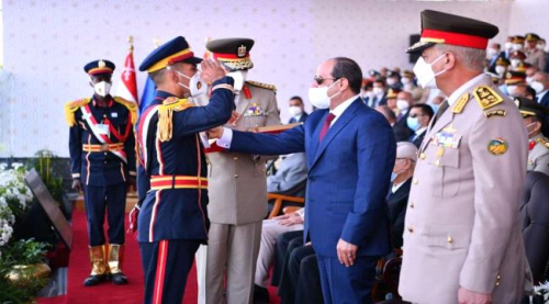 الرئيس المصري يكرم شابا جنوبيا لإحرازه المركز الأول بالكلية الحربية والزُبيدي يهنئ والده