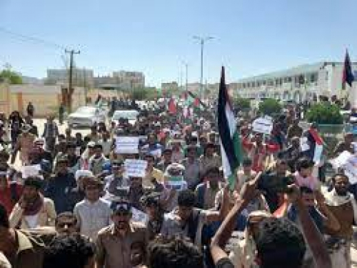 طلاب جامعة شبوة ينددون بجرائم الاحتلال في غزة