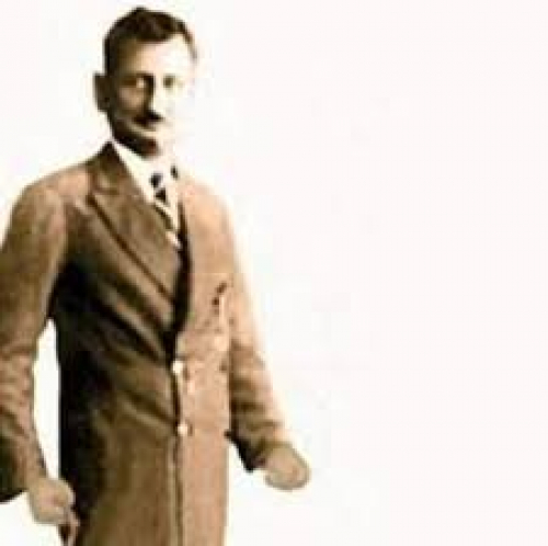 أمير وأديب وعسكري مزارع وشاعر وموسيقي.. كلها اجتمعت في "أحمد فضل القمندان"