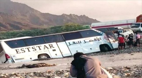 نجاة مسافرون من الموت بعد أن جرفتهم سيول الأمطار بحضرموت