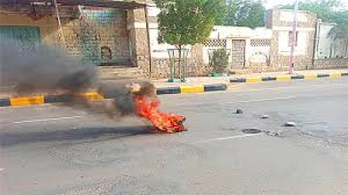 أبين.. عسكريون بلا مرتبات منذ 4 أشهر يحتجون ويحذرون من ثورة جياع