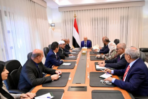 العليمي يلتقي بالهتار وفريقه القانوني بعيدا عن أعضاء مجلس القيادة