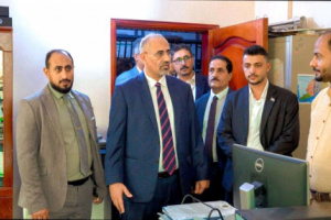 الرئيس الزُبيدي يتفقد سير العمل في أمانة "الانتقالي"