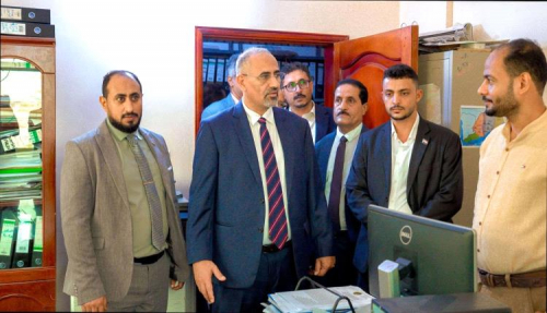 الرئيس الزُبيدي يتفقد سير العمل في أمانة "الانتقالي"