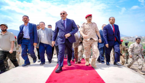 الرئيس الزُبيدي يضع إكليلا من الزهور على النصب التذكاري في ردفان