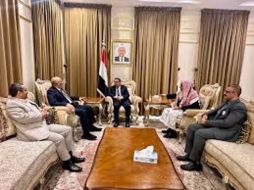 دعاة دولة صنعموت يتجاهلون جرائم بن دغر ويحجون إلى بيته لتقبيل رأسه وكتفيه