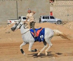 الفارس الشبل الحارثي يوجه صفعة الشرف في وجه العنصرية 