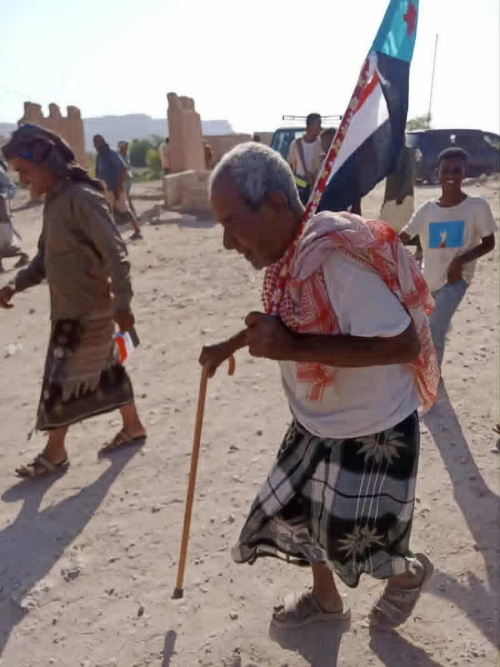 شيخ حضرمي مسن جاء شبام يبحث عن وطن لا عن وليمة شيخ مخيم