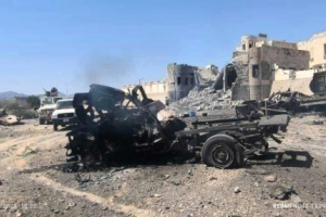 هجوم إرهابي مزدوج بسيارتين مفخختين يستهدف مقر اللواء الأول بأبين