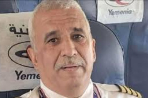 العليمي يعفو عن "خاطف الطائرات الحوثي".. فضيحة تفضح التحام الشرعية بالحوثيين