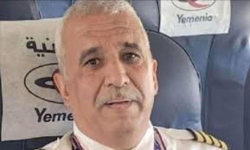 العليمي يعفو عن "خاطف الطائرات الحوثي".. فضيحة تفضح التحام الشرعية بالحوثيين