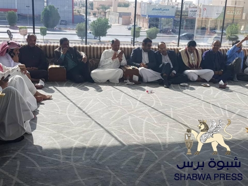 مجموعة لقاء "الرومانسيه" تخاطب "السعودية"... أعطونا أي شيء "على جنب"