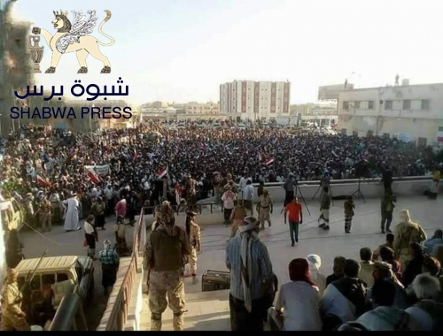 المهرة تنتفض ضد "الميسري والجبواني" وشعار المتظاهرون : "المهرة ليست مكب نفايات"