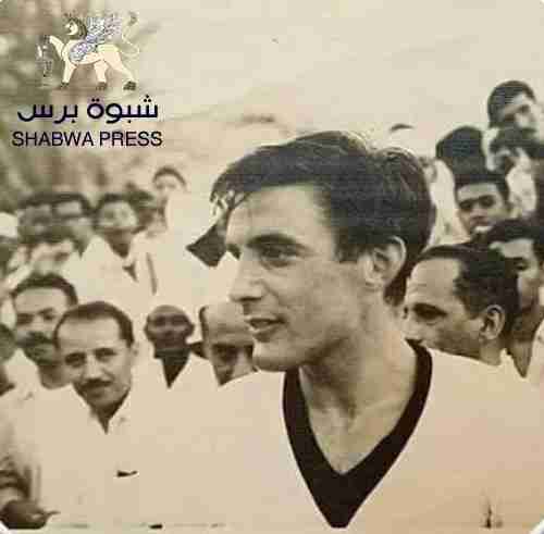 لاعب نادي "تشلسي" الإنجليزي "بوبي تامبلج" يلعب مع منتخب المكلا