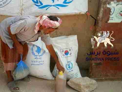 أبناء شبوة يرفضون مساعدات انسانيه فاسدة منتهية الصلاحية 