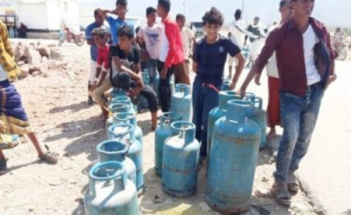 «خليفة الإنسانية» تؤمن احتياجات سكان سقطرى من الغاز والمياه