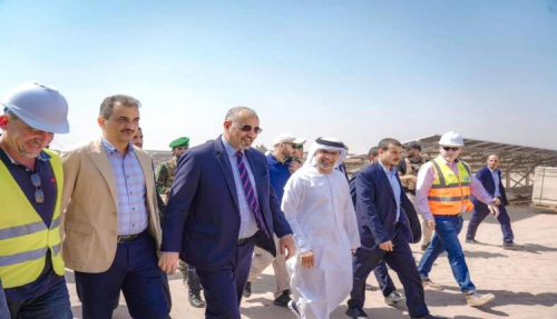 الرئيس القائد الزُبيدي يطّلع بمعية سفير الإمارات على مستوى الإنجاز بمحطة الطاقة الشمسية بالعاصمة عدن