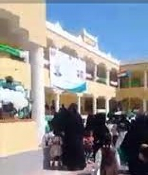 مسئول سعودي يلغي حفل افتتاح مدرسة في عدن بسبب رفع علم الجنوب
