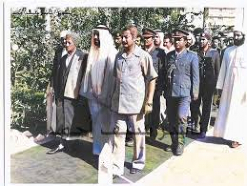 الشيخ زايد بن سلطان أول زعيم عربي يكسر الحصار المفروض على الجنوب