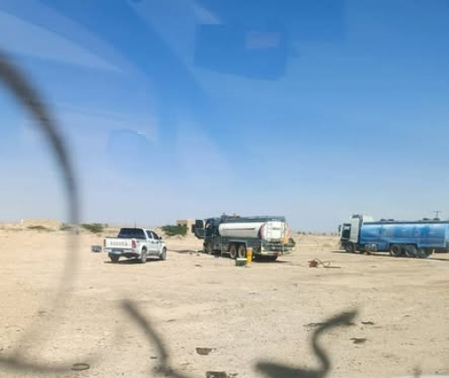 حلف الهضبة يقطع الوقود عن المكلا ويحوله إلى سوق سوداء