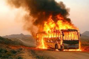 تقرير: احتراق أكثر من 30 راكبًا داخل حافلة نقل جماعي بأبين