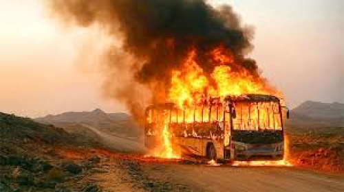 تقرير: احتراق أكثر من 30 راكبًا داخل حافلة نقل جماعي بأبين