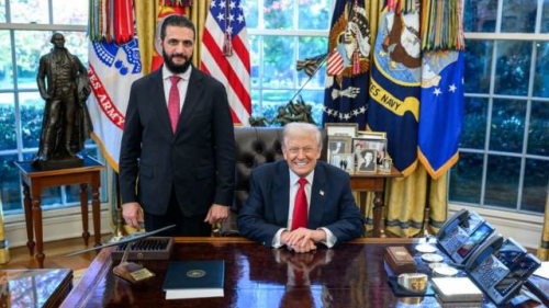 ترامب والجولاني وقبعة "ماغا".. دمية الإرهاب في حضن المشروع الأميركي الإسرائيلي