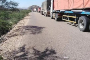 جنود في أبين يقطعون الطريق الدولي احتجاجًا على انقطاع المرتبات"