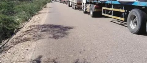 جنود في أبين يقطعون الطريق الدولي احتجاجًا على انقطاع المرتبات"