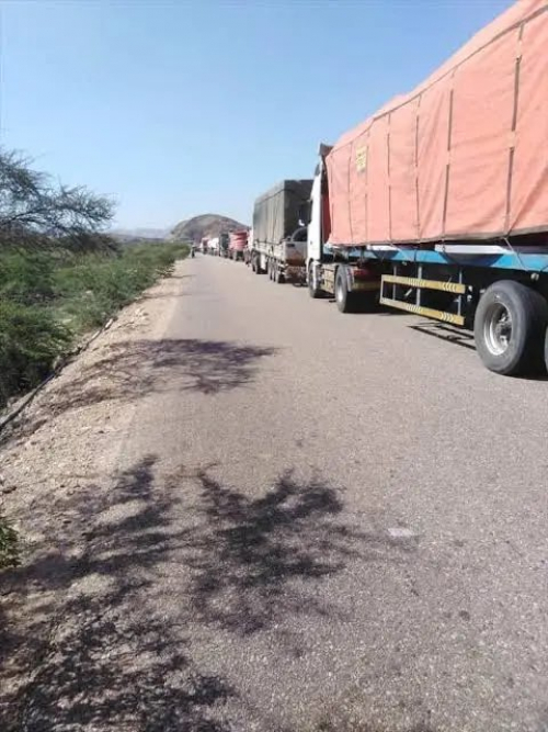 جنود في أبين يقطعون الطريق الدولي احتجاجًا على انقطاع المرتبات"