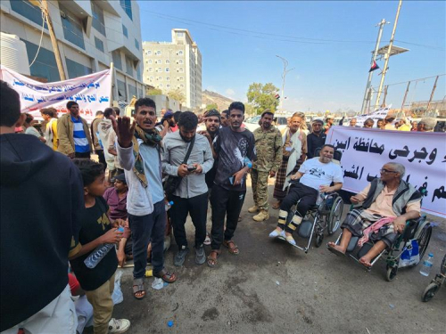 انتفاضة أسر الشهداء والجرحى أمام المعاشيق بعد عقد من الوعود المؤجلة